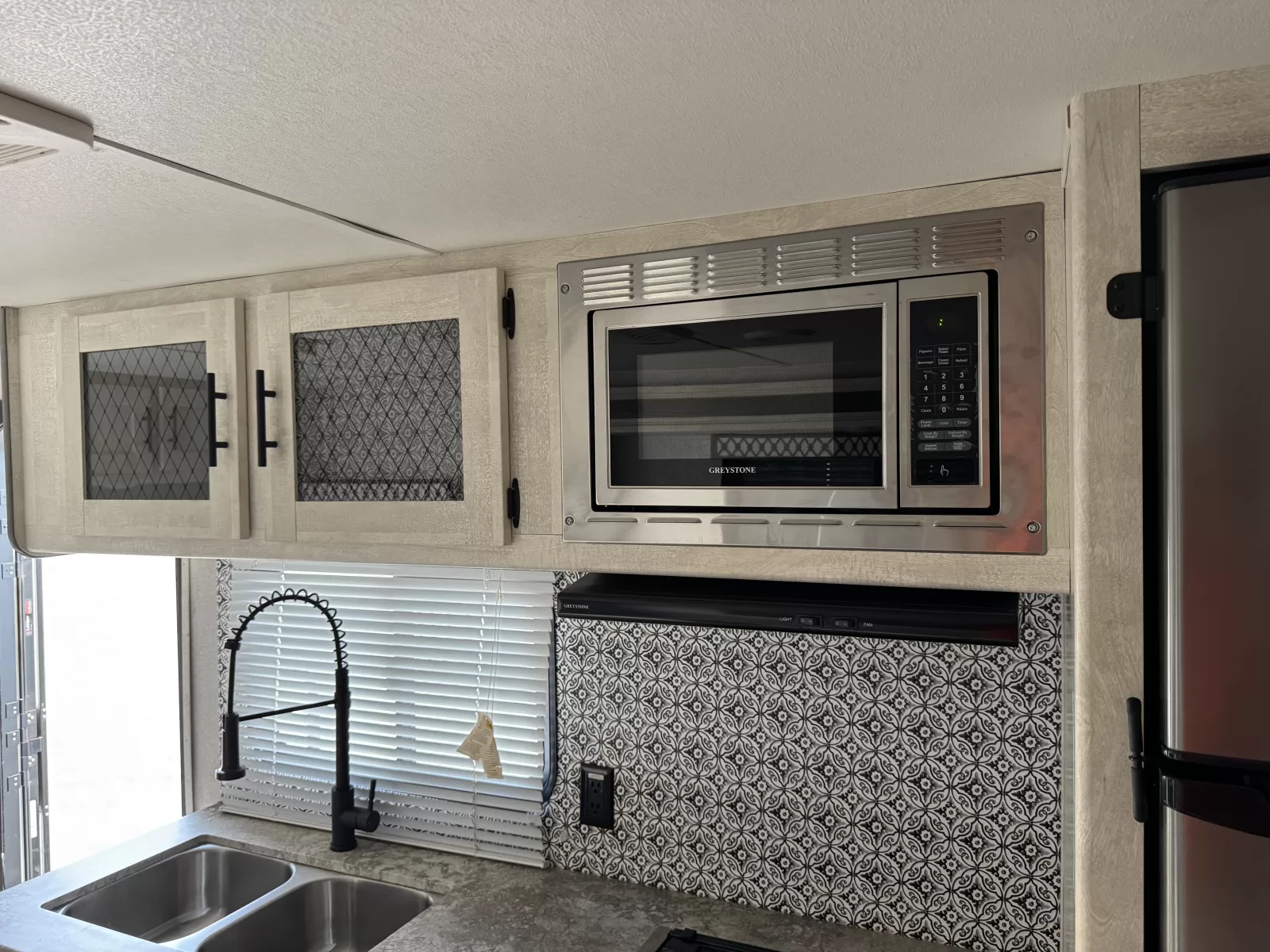 2022 Shasta 25RB travel trailer slide-out living available at Bell Camper Sales in Bartlesville, Oklahoma