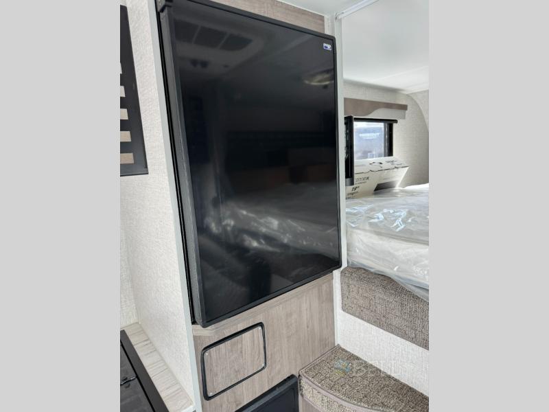 New 2026 Lance Squire Truck Campers SQ825