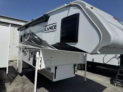 Used 2025 Lance 975 — photo 2