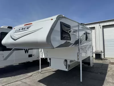 Used 2025 Lance 975 — photo 3