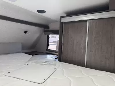Used 2025 Lance 975 — photo 7