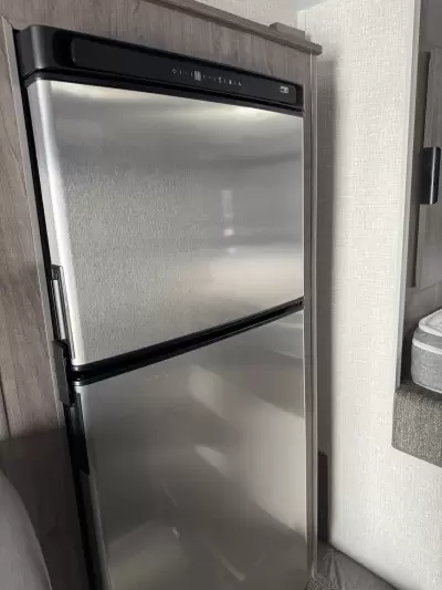 Used 2025 Lance 975 — photo 10