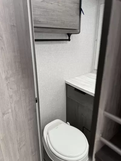 Used 2025 Lance 975 — photo 17