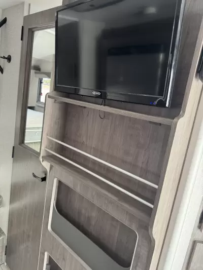 Used 2025 Lance 975 — photo 12