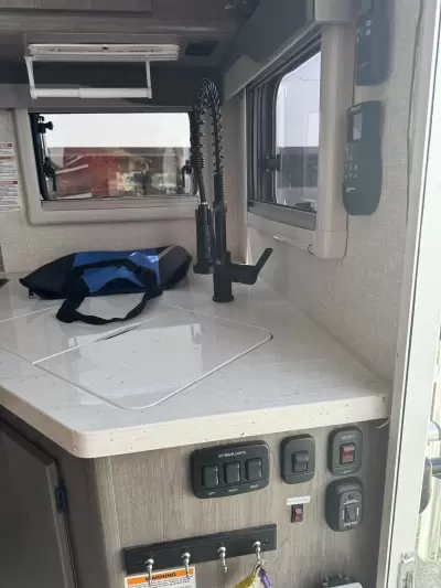 Used 2025 Lance 975 — photo 14