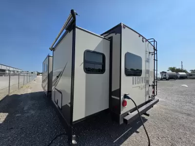 Used 2022 ROCKWOOD Ultra Lite 2608BS — photo 5