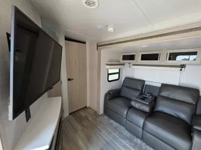 Used 2022 ROCKWOOD Ultra Lite 2608BS — photo 13
