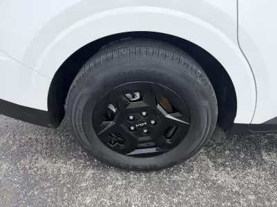 Used 2025 Kia Carnival — photo 9