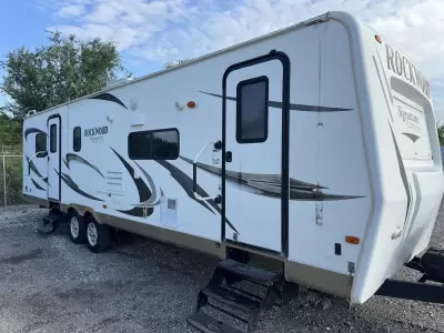 Used 2012 ROCKWOOD Signatue Light 8319SS — photo 1