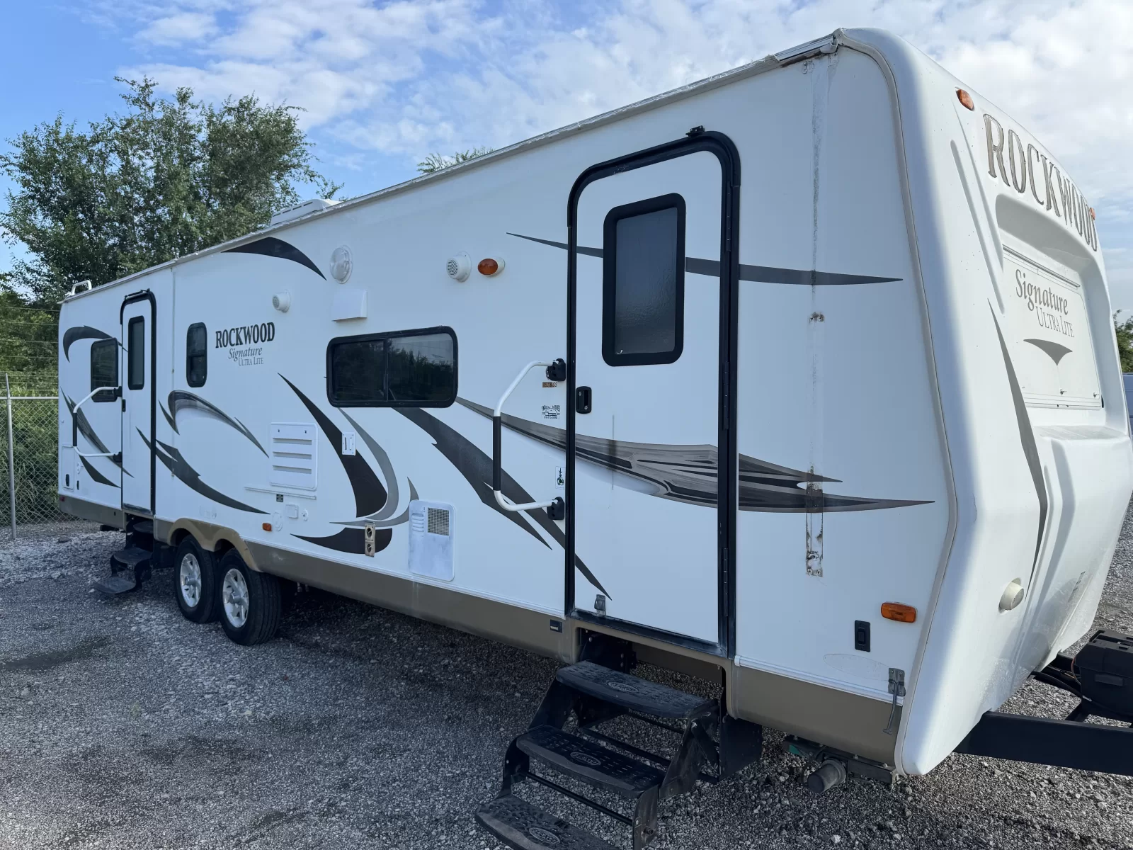 Used 2012 ROCKWOOD Signatue Light 8319SS