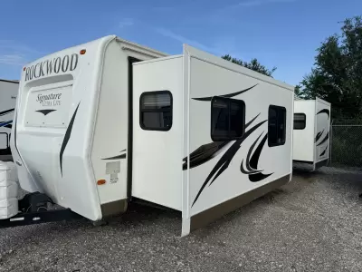 Used 2012 ROCKWOOD Signatue Light 8319SS — photo 3