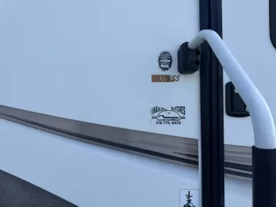 Used 2012 ROCKWOOD Signatue Light 8319SS — photo 5