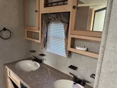 Used 2012 ROCKWOOD Signatue Light 8319SS — photo 7
