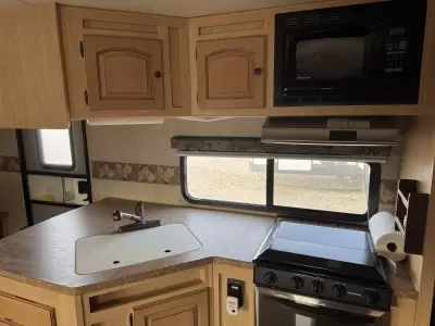 Used 2012 ROCKWOOD Signatue Light 8319SS — photo 15