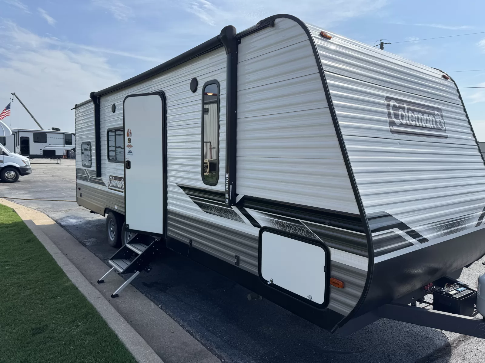 2022 Dutchmen 274BH travel trailer full view available at Bell Camper Sales in Bartlesville, Oklahoma