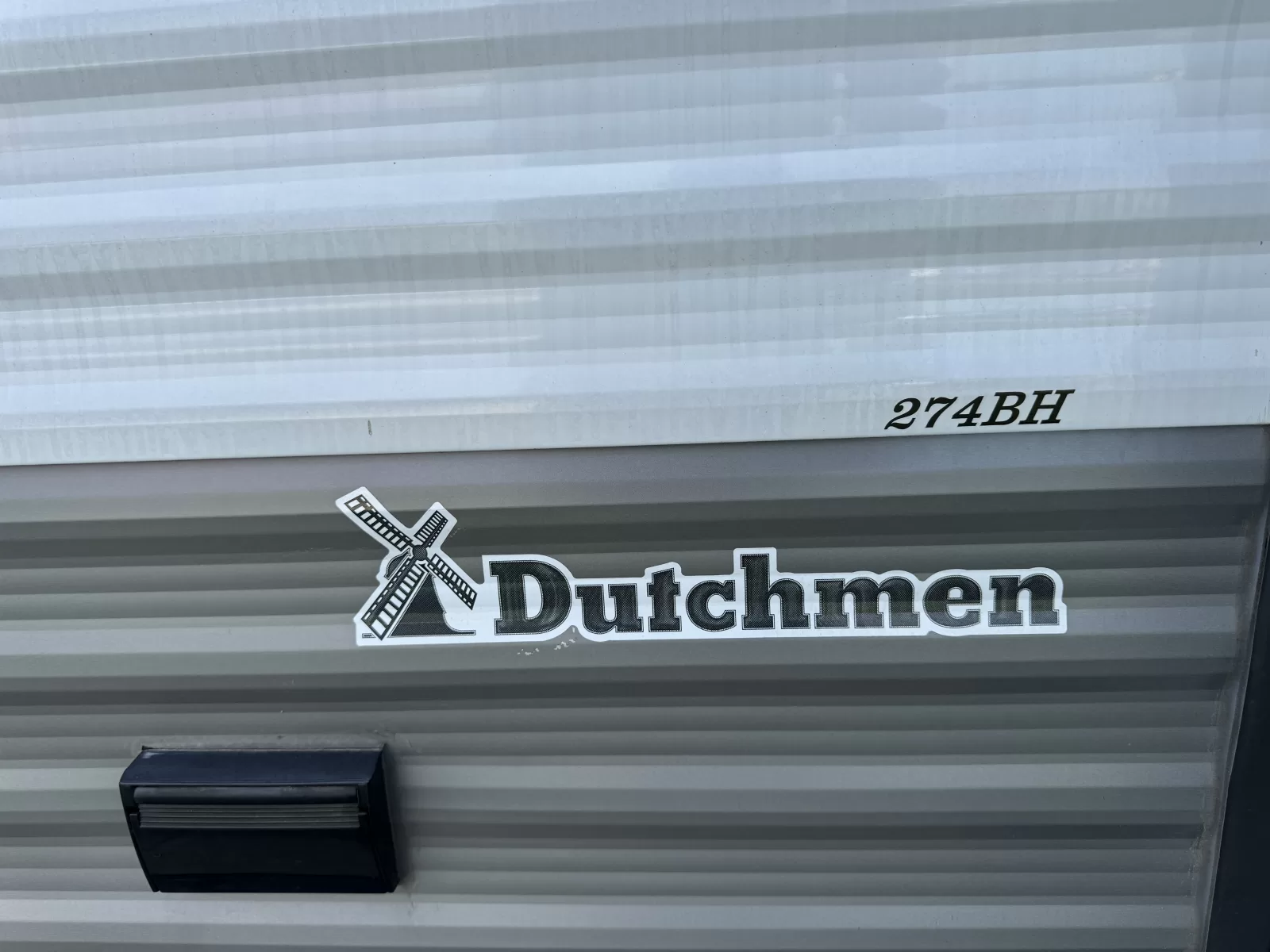 2022 Dutchmen 274BH travel trailer side profile at Bell Camper Sales in Bartlesville, Oklahoma