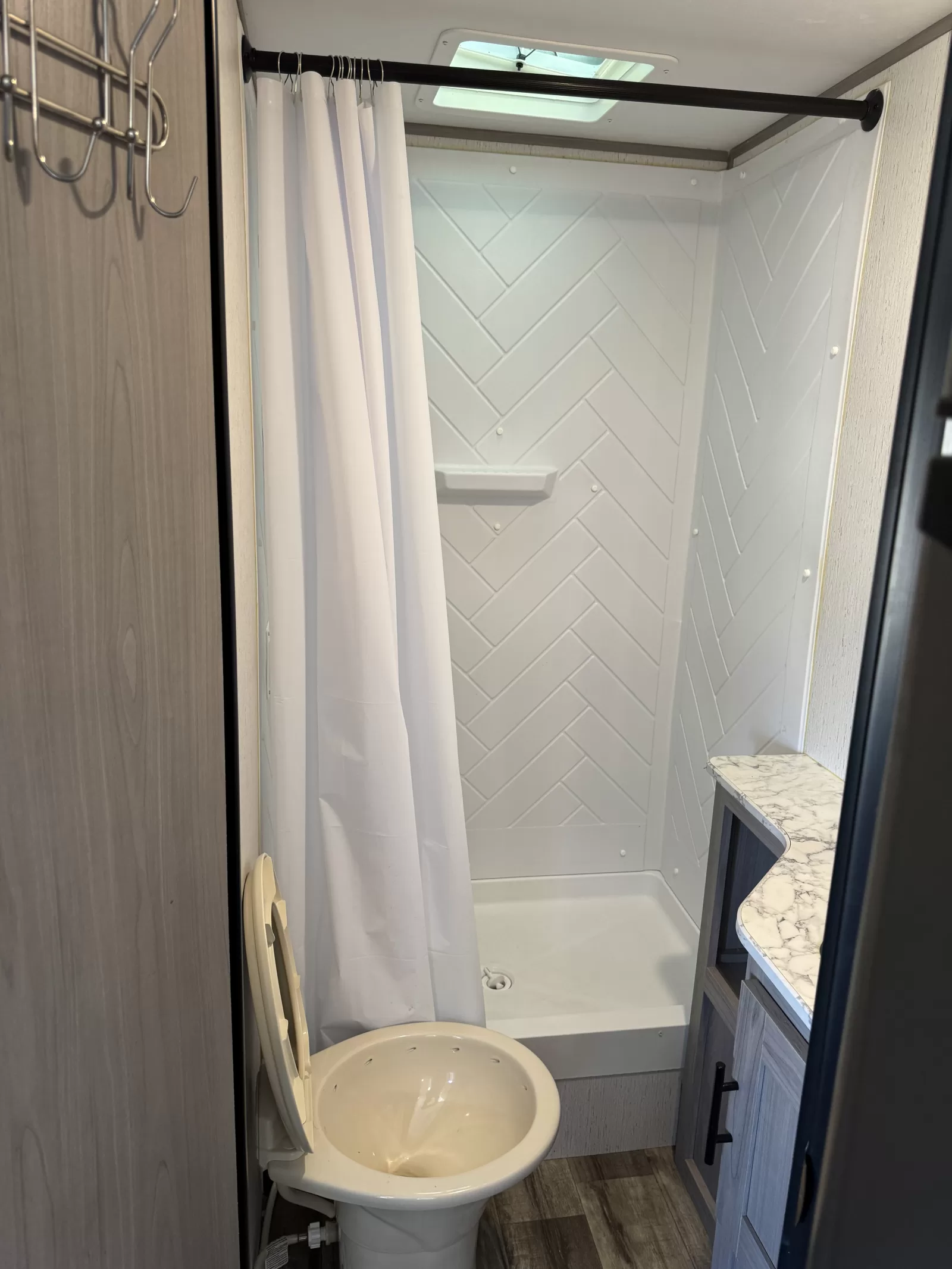 2022 Dutchmen 274BH travel trailer dinette detail at Bell Camper Sales in Bartlesville, Oklahoma