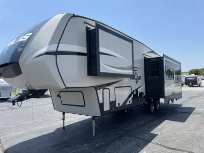 Consignment 2018 Dutchmen RV Atlas 2952RLF — photo 2