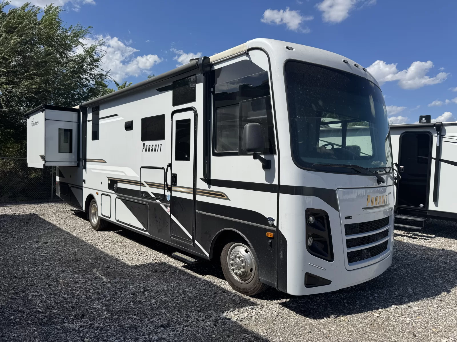 Used 2025 Coachmen pursuit  31TS